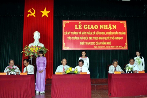 Các đồng chí lãnh đạo thành phố Bến Tre và huyện Châu Thành ký biên bản giao nhận xã Mỹ Thành và một phần xã Hữu Định. (Ảnh: ĐB)