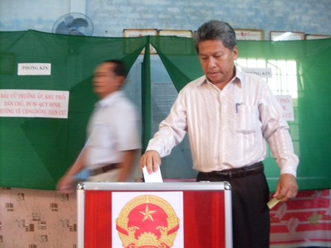 Đồng chí Cao Thành Hiếu, Chủ tịch UBND thành phố bỏ lá phiếu đầu tiên tại tổ bầu cử số 5, khu phố 3, Phường Phú Khương.