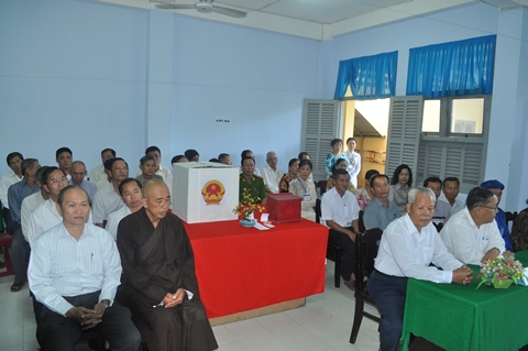 Đồng chí Nguyễn Tấn Đạt, Bí thư Thành ủy dự lễ khai mạc cuộc bầu cử tại tổ bầu cử số 3, khu phố 3, Phường 7.