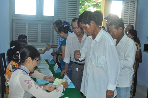 Đại diện hộ gia dình nô nức tham gia bầu cử thể hiện tốt quyền và nghĩa vụ công dân.