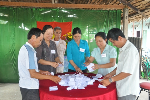 Nhân viên Tổ bầu cử số 1, Ấp Bình Thành, xã Bình Phú khẩn trương tiến hành kiểm phiếu.