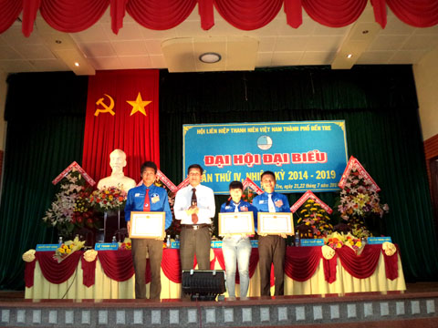 Ông Trần Khánh Dư - Phó Chủ tịch UBND TP tặng giấy khen cho các tập thể có thành tích xuất sắc nhiệm vụ trong công tác Hội và phong trào thanh niên thành phố nhiệm kỳ 2009-2014. (Ảnh: Ngọc Hân)