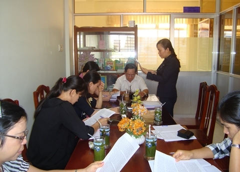 Bà Nguyễn Thị Mai Rý - Bí thư chi bộ - Chủ tịch hội Liên hiệp Phụ nữ thành phố chủ trì hội nghị.