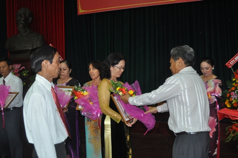 Ông Cao Thành Hiếu - Chủ tịch UBND thành phố trao giấy khen cho giáo viên có thành tích bồi dưỡng học sinh giỏi(Ảnh: ĐB)