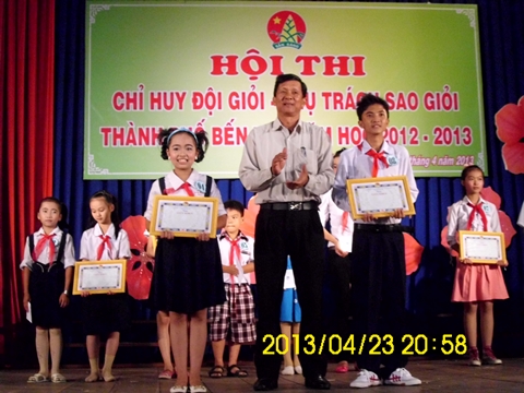 Ông Trần Khánh Dư - Phó Chủ tịch UBND thành phố Bến Tre trao bằng khen cho các em tham gia hội thi Chỉ huy Đội giỏi, phụ trách Sao giỏi.