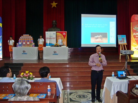 PGS.TS.BS Tạ Văn Trầm - Phó Giám đốc bệnh viện Đa khoa tỉnh Tiền Giang tư vấn tại hội thảo.