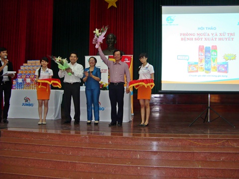 Đồng chí Nguyễn Thị Thanh Trúc- Phó Chủ tịch hội LHPN thành phố tặng hoa lưu niệm cho đại biểu.
