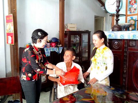 Đồng chí Nguyễn Thị Thanh Trúc - Phó Chủ tịch Hội LHPN thành phố tặng quà cho các gia đình chính sách.