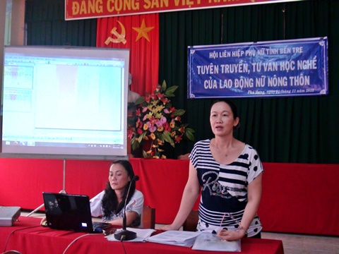 Bà Lê Thị Hồng - Phó GĐ Trung tâm dạy nghề - trực thuộc Hội LHPN tỉnh tuyên truyền dạy nghề đào tạo việc làm .