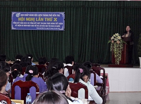Bà Phạm Thị Thanh Thảo - Phó Chủ tịch Hội LHPN tỉnh Bến Tre chỉ đạo hội nghị.