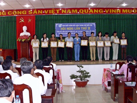 Khen thưởng tại hội nghị.