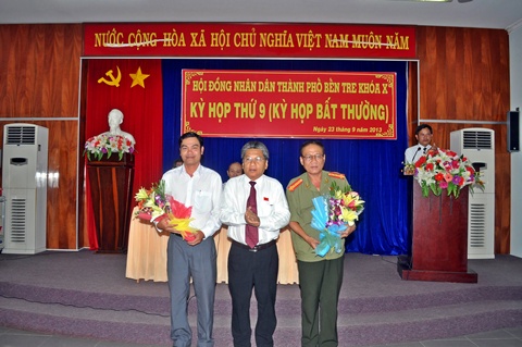 Ông Cao Thành Hiếu (đứng giữa), Chủ tịch UBND thành phố tặng hoa cho 02 đại biểu thôi giữ chức vụ Ủy viên UBND thành phố. (Ảnh: ĐB)