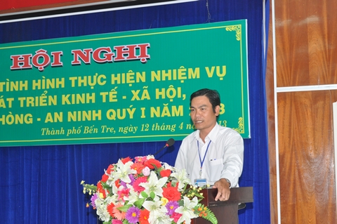 Đồng chí Nguyễn Văn Thương, Trưởng phòng Nội vụ thành phố báo cáo sơ bộ kết quả kiểm tra công vụ tại hội nghị sơ kết quí I/2013 của thành phố.