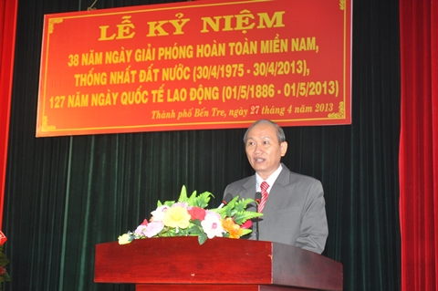Đồng chí Nguyễn Tấn Đạt, Bí thư Thành ủy Bến Tre đọc diễn văn kỷ niệm tại buổi lễ.( Ảnh: Đặng Bảy)