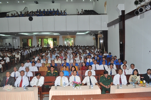 Các đồng chí lãnh đạo tỉnh, thành phố Bến Tre và đại biểu tham dự buổi họp mặt (Ảnh: Đặng Bảy)