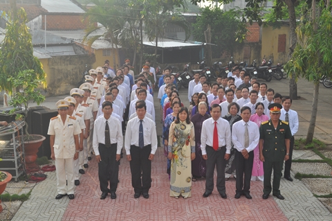 Các đồng chí trong Ban Thường vụ Thành ủy, Hội đồng nhân dân, Ủy ban nhân dân, Ủy ban Mặt trận tổ quốc thành phố và các ban, ngành đoàn thể và gia đình liệt sĩ đến viếng và thấp hương tưởng niệm các anh hùng liệt sĩ tại đền thờ liệt sĩ liên phường, tại Phường 6, thành phố Bến Tre (Ảnh: Đặng Bảy)