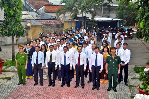 Các đồng chí lãnh đạo, cán bộ, đảng viên và nhân dân viếng đền thờ liệt sĩ liên phường. (Ảnh: ĐB)