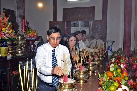 Đồng chí Trương Duy Hải - Bí thư Thành uỷ thấp hương tưởng niệm liệt sĩ. (Ảnh: ĐB)