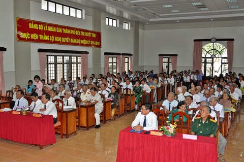 Các đại biểu tham dự lễ kỉ niệm ngày Bến Tre Đồng Khởi và ngày thành lập Đảng CSVN.( Ảnh: ĐB)