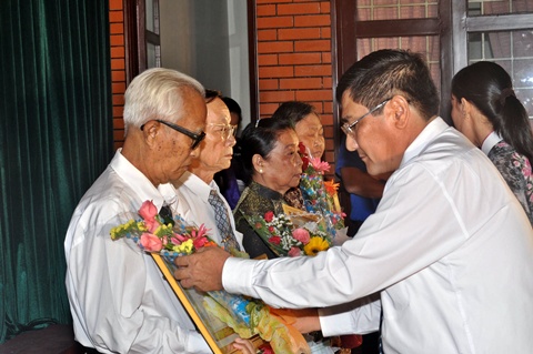 Đồng chí Trương Duy Hải - Bí thư Thành uỷ trao huy hiệu Đảng cho đảng viên. (Ảnh: ĐB)