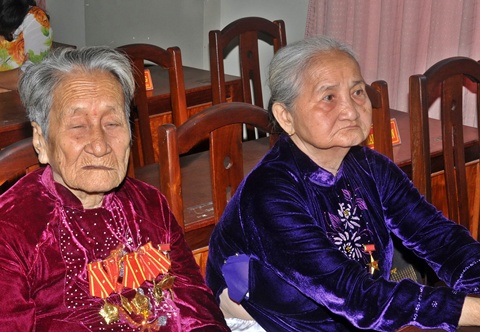 Mẹ Việt Nam anh hùng đến dự lễ. (Ảnh: ĐB)