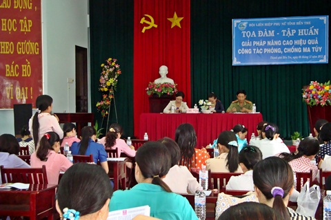 Đại biểu dự tọa đàm.