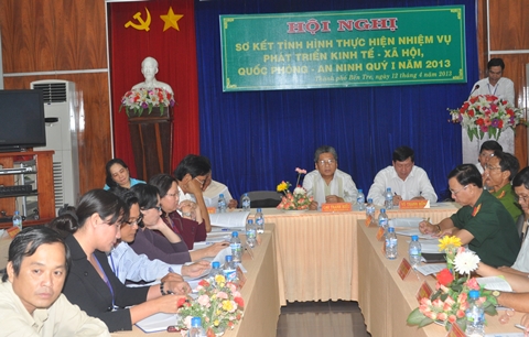 Thường trực Uỷ ban nhân dân thành phố và đại biểu tham dự hội nghị. (Ảnh: ĐB)