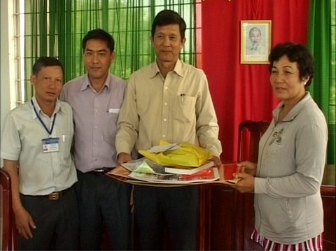 Ông Trần Khánh Dư - Phó Chủ tịch Uỷ ban nhân dân thành phố trao quà cho các gia đình.