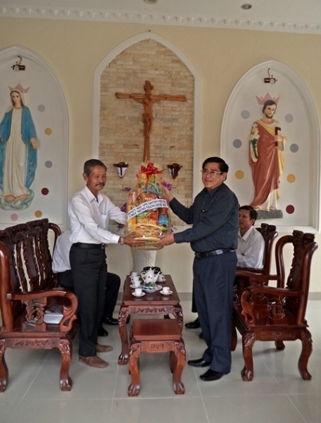 Ông Trương Duy Hải - Bí thư Thành uỷ tặng quà cho Công giáo họ đạo Mỹ Hóa, xã Bình Phú. (Ảnh: Ngọc Hân)