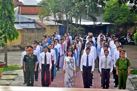 Đồng chí Hồ Thị Hoàng Yến, phó Bí thư Thường trực Thành ủy cùng các đồng chí trong Ban Thường vụ Thành ủy thấp hương tưởng niệm các liệt sĩ.