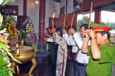 Thành tâm thấp hương đời đời nhớ ơn các anh hùng, liệt sĩ.