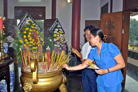 Cán bộ, đảng viên và nhân dân tham gia lễ viếng đền thờ liệt sĩ.