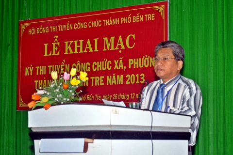 Ông Cao Thành Hiếu - Chủ tịch UBND thành phố phát biểu khai mạc kỳ thi. (Ảnh: ĐB)