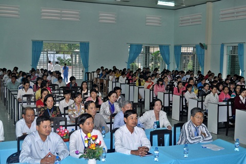 Các đại biểu và thí sinh tham dự lễ khai mạc kỳ thi. (Ảnh: ĐB)