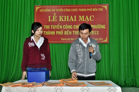 Đại diện thí sinh kiểm tra niêm phong các đề thi. (Ảnh: ĐB)