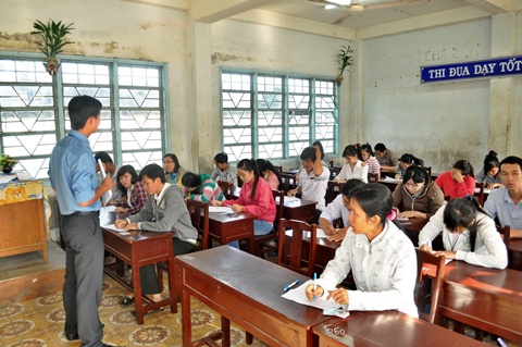 Các thi sinh chuẩn bị thi môn đầu tiên. (Ảnh: ĐB)