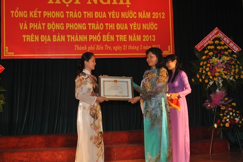 Bà Hồ Thị Hoàng Yến - Phó Bí thư Thường trực Thành ủy trao bằng khen cho doanh nghiệp (Ảnh: ĐB)