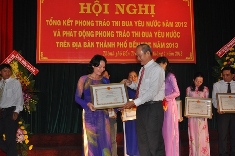 Ông Nguyễn Tấn Đạt - Bí thư Thành uỷ trao bằng khen cho đơn vị đạt danh hiệu “Tập thể lao động xuất sắc” (Ảnh: ĐB)