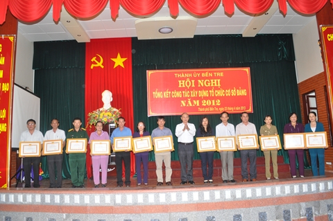 Đồng chí Nguyễn Tấn Đạt, Bí thư Thành ủy tặng giấy khen cho các cá nhân hoàn thành xuất sắc nhiệm vụ. (Ảnh: ĐB)