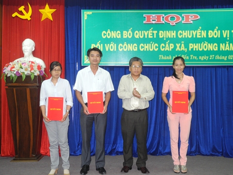 Ông Cao Thành Hiếu - Chủ tịch UBND thành phố Bến Tre (thứ 2 bên phải qua) trao quyết định cho các công chức xã phường.
