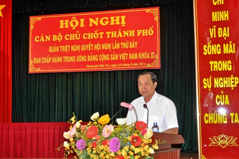 Đồng chí Huỳnh Nam Bình, Trưởng Ban Dận vận Tỉnh ủy, triển khai nội dung Nghị quyết số 25-NQ/TW về tăng cường sự lãnh đạo của Đảng đối với công tác dân vận trong tình hình mới. (Ảnh: ĐB)
