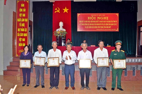 Đồng chí Cao Thanh Hiếu tặng giấy khen cho 08 cá nhân làm tốt công tác xây dựng lực lượng DQTV và DBDV. (Ảnh : ĐB)