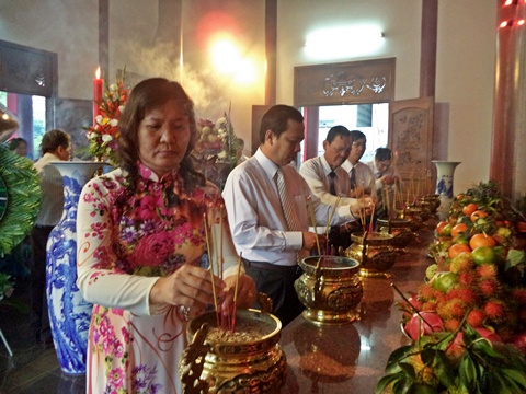 Lãnh đạo thấp hương tưởng nhớ các anh hùng Liệt sỹ.